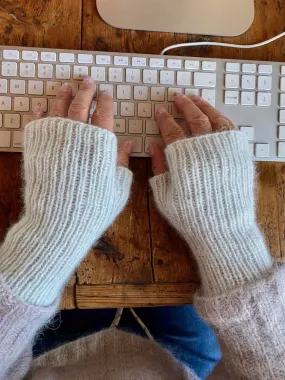 Easy Peasy Filipa Wrist Warmers by Önling, knitting pattern