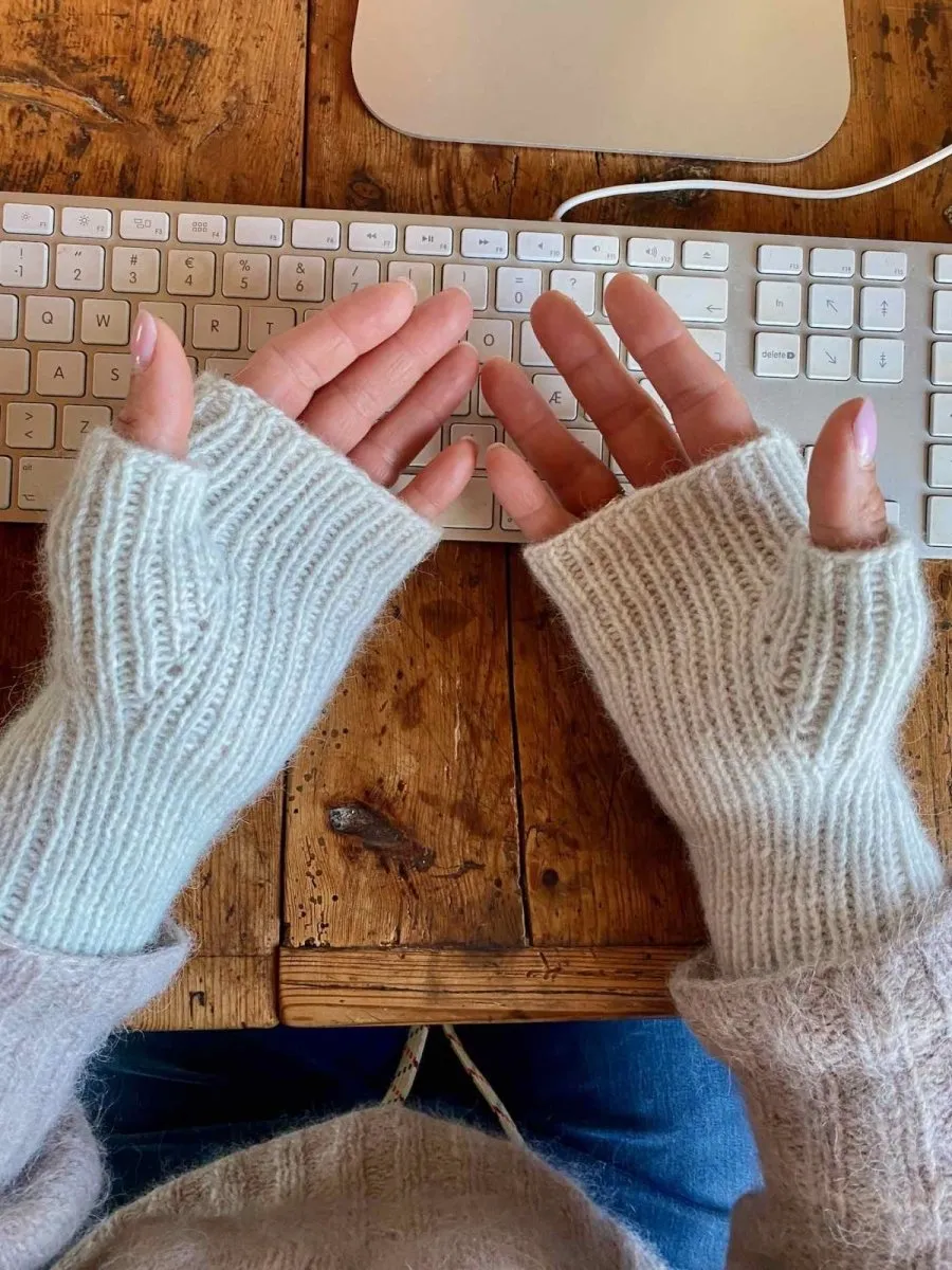 Easy Peasy Filipa Wrist Warmers by Önling, knitting pattern