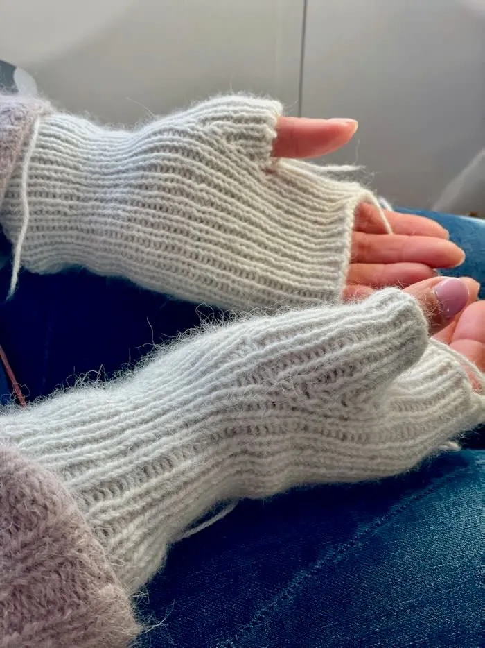 Easy Peasy Filipa Wrist Warmers by Önling, knitting pattern